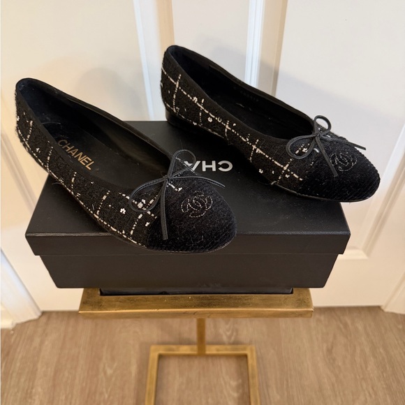 Elegant Black Women's Flats - Picture 5 of 6